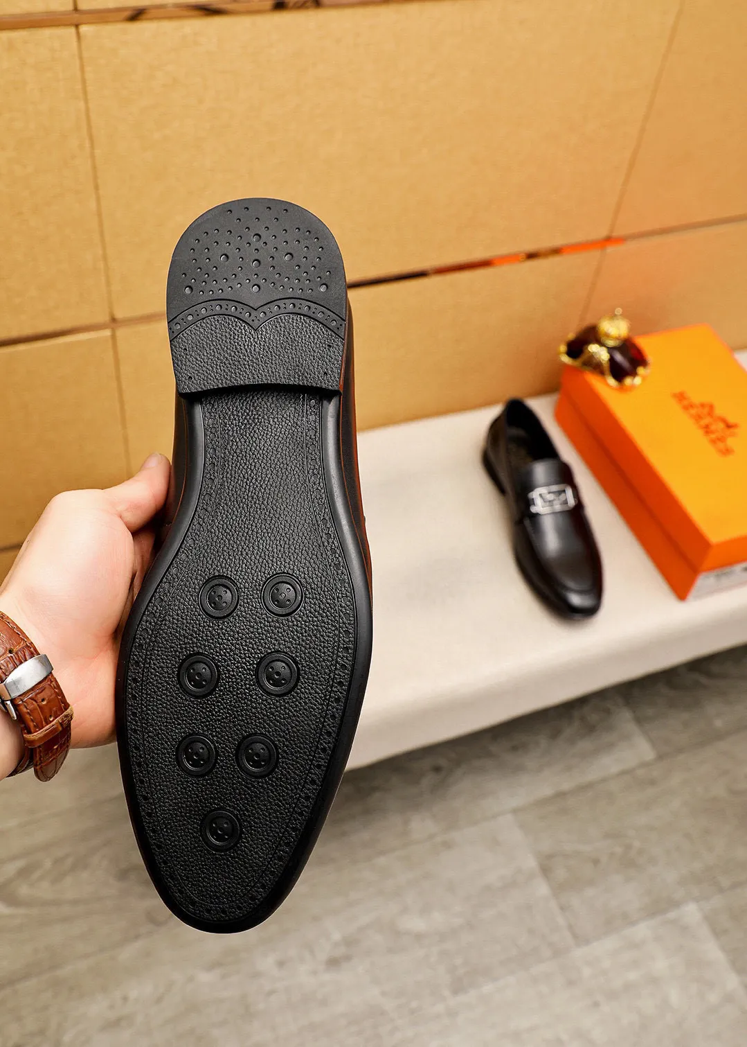 Men's shoes 💰460 💐 Product trademark: HERMES "Hermès" fashion leather shoes Regular size: 39-44 (38.45.46🉑️Customized) Product materials: Selected imported first-layer cowhide upper + classic hardware buckle, imported water-dyed cowhide lining. Strong three-dimensional visual effect, rubber outsole Color: 1⃣️color optional